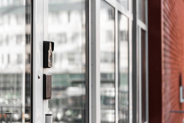 Технологии безопасности, системы безопасности, электронные ключи, датчики движения. Руки открой дверь.
