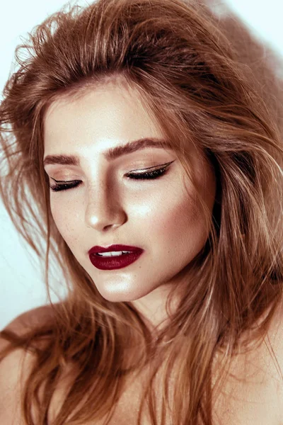 Retrato Arte Una Hermosa Chica Con Maquillaje Piel Limpia Cabello —  Fotos de Stock