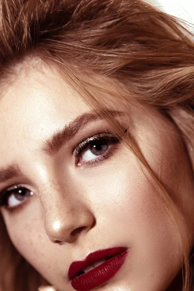 Güzel bir kız makyaj, temiz cilt ve akan saç sanat portre.