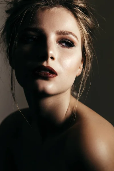 Retrato Arte Una Hermosa Chica Con Maquillaje Piel Limpia Cabello — Foto de Stock