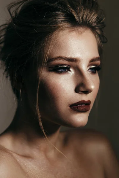 Retrato Arte Una Hermosa Chica Con Maquillaje Piel Limpia Cabello —  Fotos de Stock