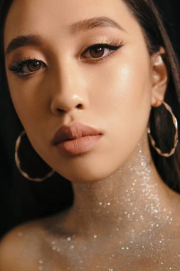 Bir Asyalı güzel kız visage siyah bir arka plan ile yaratıcı ve sanatsal portresi.