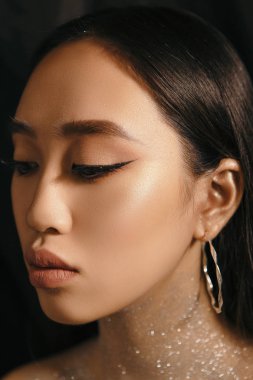 Bir Asyalı güzel kız visage siyah bir arka plan ile yaratıcı ve sanatsal portresi.