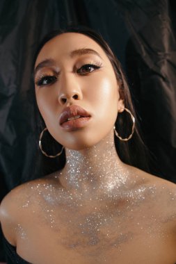 Bir Asyalı güzel kız visage siyah bir arka plan ile yaratıcı ve sanatsal portresi.