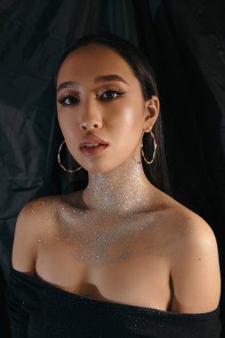 Bir Asyalı güzel kız visage siyah bir arka plan ile yaratıcı ve sanatsal portresi.