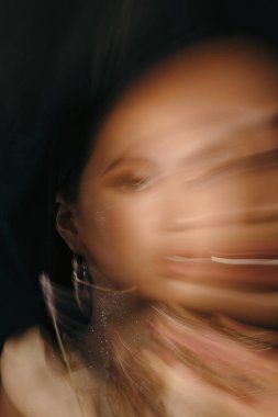 Yaratıcı uzun pozlama üzerinde Asya görünümü güzel bir kızın portresi.