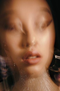 Yaratıcı uzun pozlama üzerinde Asya görünümü güzel bir kızın portresi.