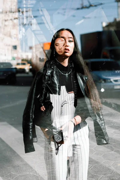 Ulicy Stylowy Portret Dziewczynki Azjatki Pojawienie Się Ulicach Miasta Podwójnej — Zdjęcie stockowe