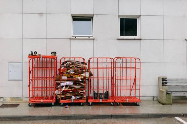 Arka Bahçe Restoran karton enkaz ve arabaları ile