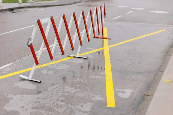 Ευρωπαϊκή Οδική Σήμανση Στο Πεζοδρόμιο Στο Χώρο Στάθμευσης Μετά Βροχή — Φωτογραφία Αρχείου