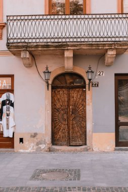 Eski şehrin güzel sahne: sokakları, çatılar, manzaraları, kapılar