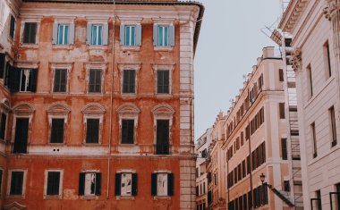 Sokaklar, evler ve Roma manzaraları. Bir geziden güneşli yaz çekime İtalya
