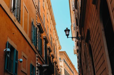 Sokaklar, evler ve Roma manzaraları. Bir geziden güneşli yaz çekime İtalya
