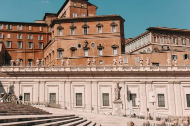 St. Peter's Square güneşli bir Vatikan. Mimari ve birçok sandalye