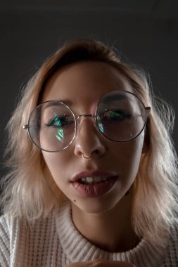 Duygusal bir kız gözlük ve kazak portresi