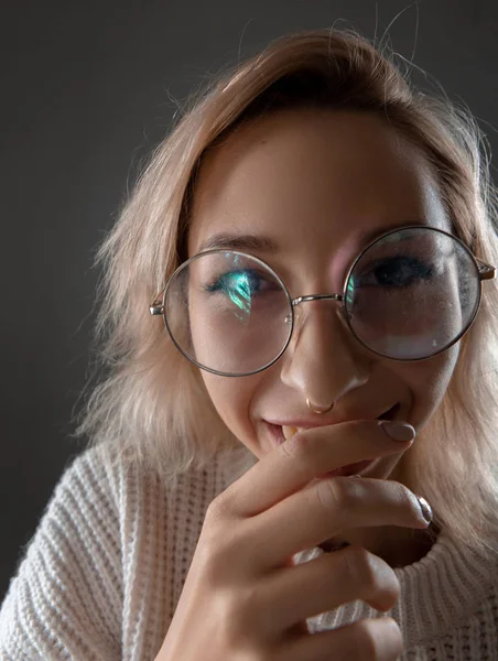 Emocionální Portrét Dívky Brýlemi Svetr — Stock fotografie