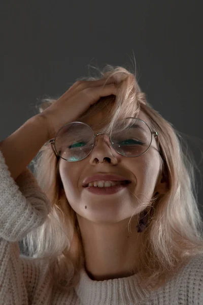 Retrato Emocional Uma Menina Com Óculos Uma Camisola — Fotografia de Stock