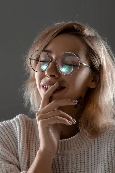 Retrato Emocional Uma Menina Com Óculos Uma Camisola — Fotografia de Stock