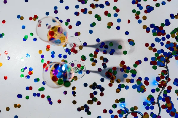 Fundo Festivo Minimalista Com Champanhe Copos Confetes — Fotografia de Stock