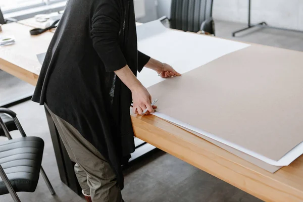 Vrouwelijke Handen Aan Het Tekenen Bent Een Grote Houten Tafel — Stockfoto