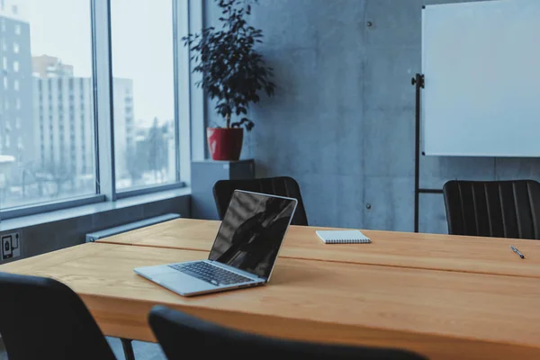 윈도우 콘크리트 테이블에 노트북 로프트 스타일에 사무실 — 스톡 사진