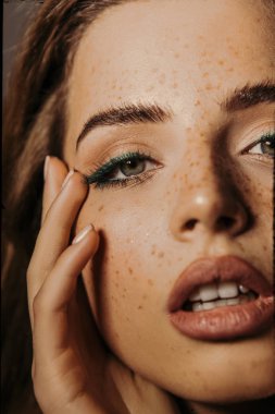 Güzellik portre makyaj, hacimli saç modeli ve küpeler ile bir güzel kız, kameraya bak