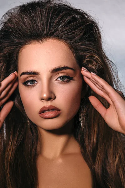 Retrato Belleza Una Hermosa Chica Con Maquillaje Peinado Voluminoso Pendientes — Foto de Stock