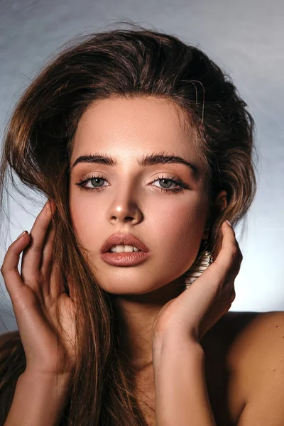 Piękno Portret Pięknej Dziewczyny Makijaż Fryzurę Obszerne Kolczyki Zajrzeć Aparatu — Zdjęcie stockowe