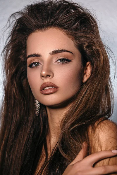 Retrato Belleza Una Hermosa Chica Con Maquillaje Peinado Voluminoso Pendientes — Foto de Stock