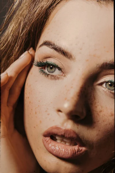 Retrato Belleza Una Hermosa Chica Con Maquillaje Peinado Voluminoso Pendientes — Foto de Stock