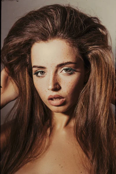 Retrato Beleza Uma Menina Bonita Com Maquiagem Penteado Volumoso Brincos — Fotografia de Stock