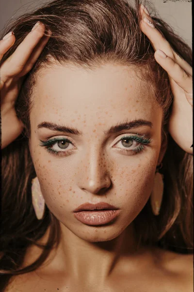 Retrato Beleza Uma Menina Bonita Com Maquiagem Penteado Volumoso Brincos — Fotografia de Stock