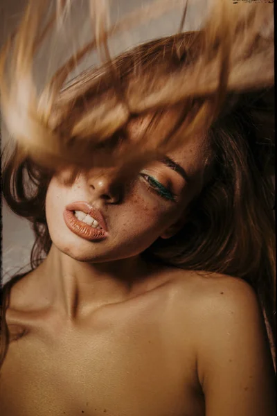 Retrato Belleza Una Hermosa Chica Con Maquillaje Peinado Voluminoso Pendientes —  Fotos de Stock