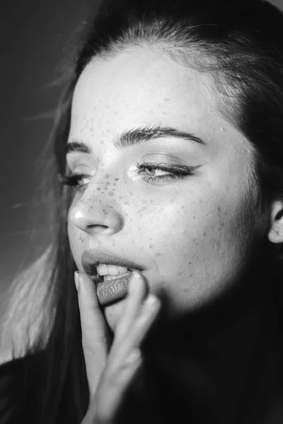 Preto Branco Retrato Dramático Uma Menina Bonita Com Cabelos Longos — Fotografia de Stock