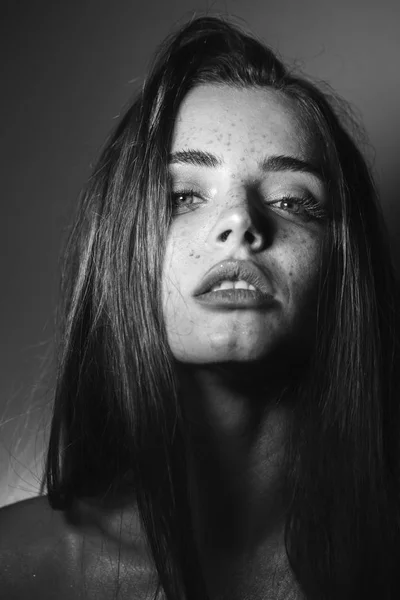 Retrato Dramático Blanco Negro Una Hermosa Chica Con Pelo Largo —  Fotos de Stock