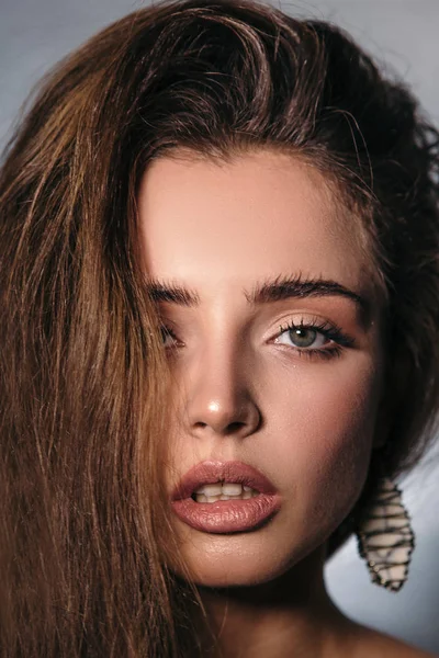 Retrato Belleza Una Hermosa Chica Con Maquillaje Peinado Voluminoso Pendientes —  Fotos de Stock