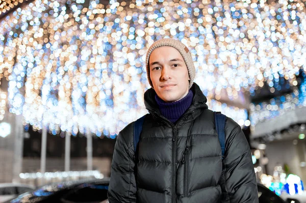 Staden Nattporträtt Stilig Och Ung Kille Varmt Klädd Mot Bakgrund — Stockfoto