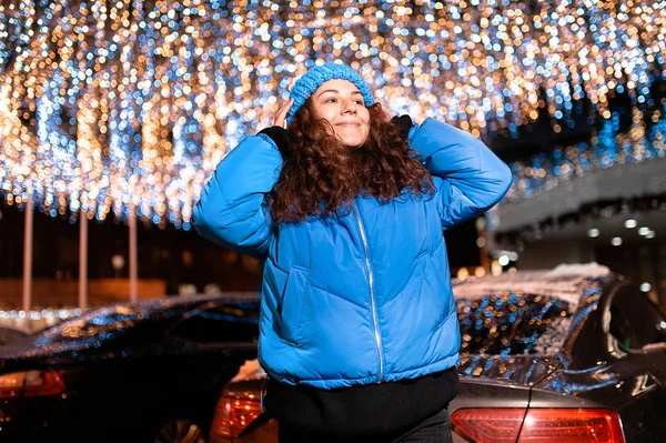 Bella Ragazza Riccia Una Giacca Calda Cappello Sulla Strada Sullo — Foto Stock