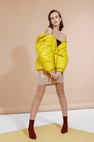 Sanat moda portre renkli ceket stüdyoda makyaj ile güzel bir kız