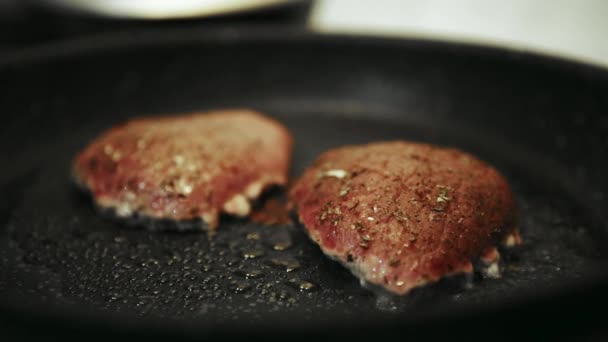 Мясо Жарят Дома Сковороде — стоковое видео