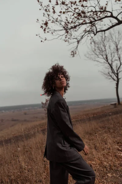 Belle Fille Aux Cheveux Bouclés Dans Costume Élégant Promène Dans — Photo