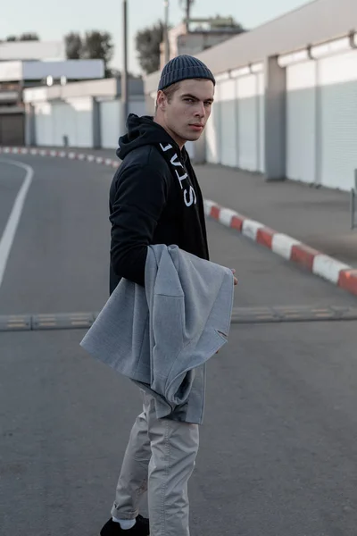 Knappe Kerel Stijlvolle Kleding Wandelingen Een Stads Straat Bij Zonsondergang — Stockfoto