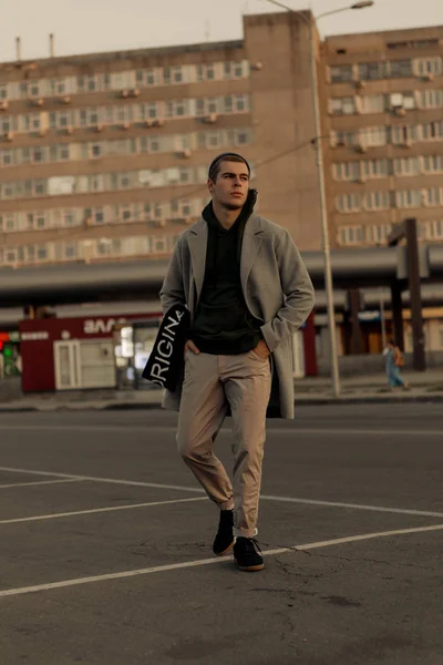 Beau Gars Vêtements Élégants Marche Sur Une Rue Ville Coucher — Photo