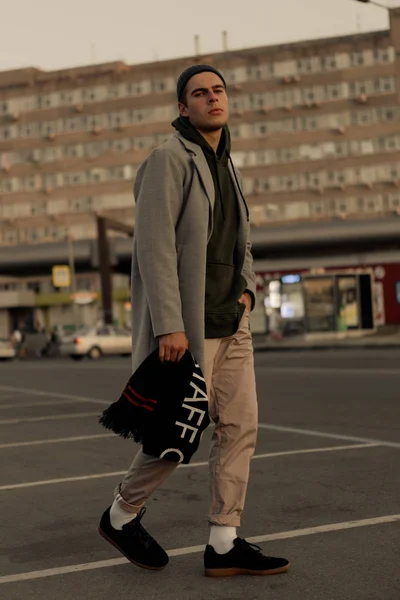 Beau Gars Vêtements Élégants Marche Sur Une Rue Ville Coucher — Photo