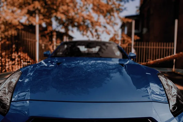 Coche Deportivo Calle Otoño Con Ruedas Grandes — Foto de Stock