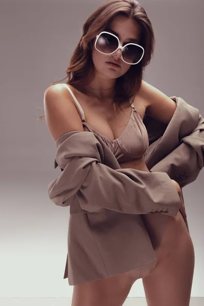 Gecelikli Ceketli Retro Gözlüklü Ince Bir Kız — Stok fotoğraf