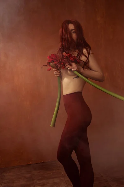 Krásná Dívka Rudými Vlasy Make Styling Červené Květy Rukou — Stock fotografie
