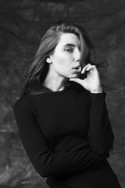 Tuvalin arka planında elbise giymiş güzel bir kadın. Resim.