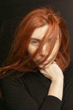 Tuvalin arka planında elbise giymiş güzel bir kadın. Resim.