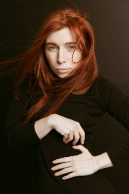 Tuvalin arka planında elbise giymiş güzel bir kadın. Resim.